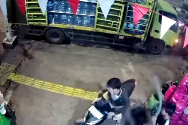 Aksi Begal Terekam CCTV di Tebet! Polisi Bergerak Cepat U...