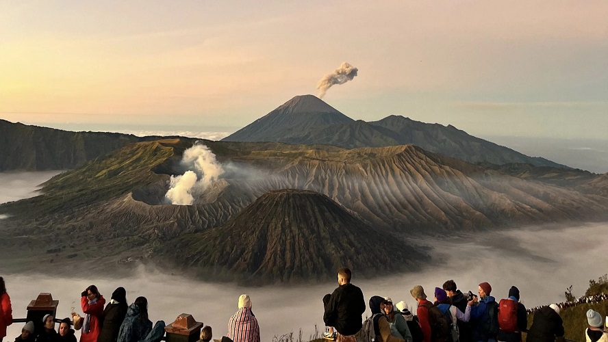 Balai Besar TNBTS: Gunung Semeru Ditutup akibat Karhutla