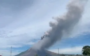 Gunung Sinabung Erupsi, Kolom Abu Capai 3.500 Meter dan Bergerak ke Timur-Tenggara