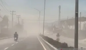 Gunung Sinabung Erupsi, Kota Berastagi Hujan Abu, Warga Diminta Waspada