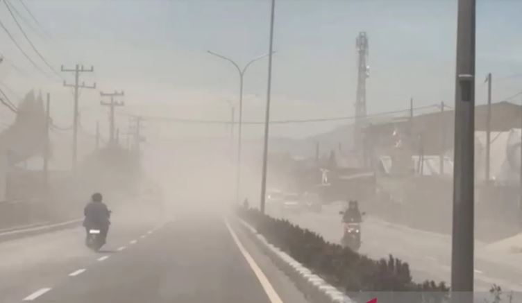 Gunung Sinabung Erupsi, Kota Berastagi Hujan Abu, Warga D...