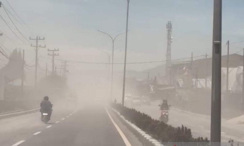 Hujan Abu Gunung Sinabung S...