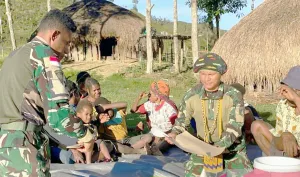 Jelang Pulang Kampung, Prajurit TNI Gelar Pesta Makan Sehat Bareng Warga Pelosok Papua
