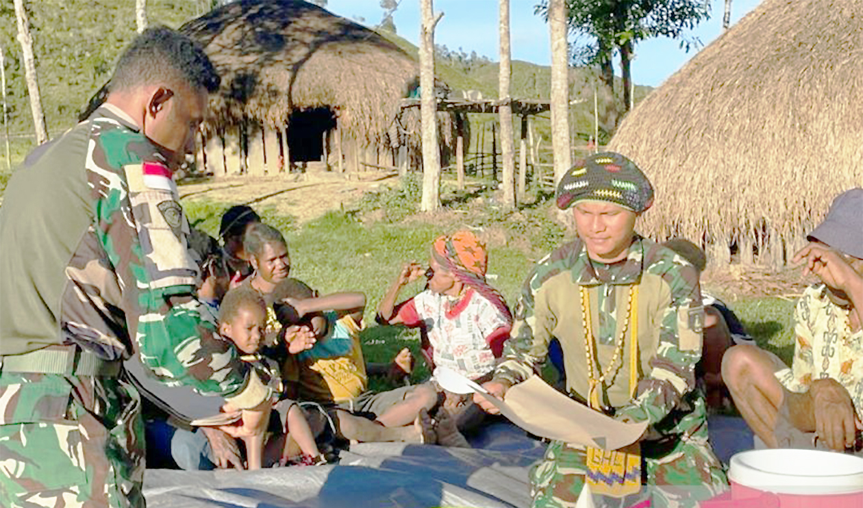 Jelang Pulang Kampung, Prajurit TNI Gelar Pesta Makan Sehat Bareng Warga Pelosok Papua