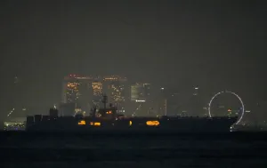Kapal Induk USS Abraham Lincoln Berlayar Melewati Selat Singapura dalam Perjalanan Pulang