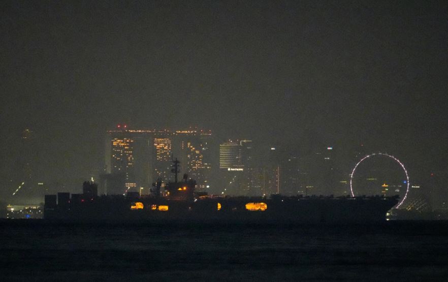 Kapal Induk USS Abraham Lincoln Berlayar Melewati Selat S...