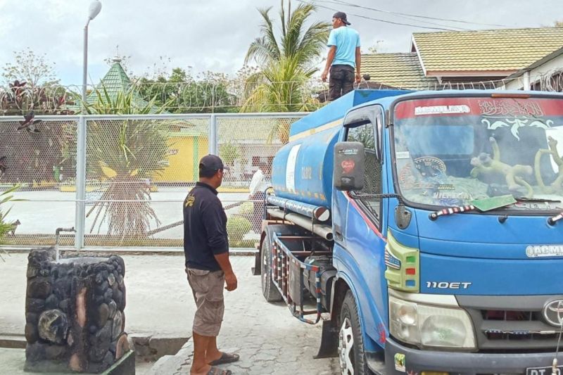 Kemarau Melanda, Pemkab Muna Salurkan Bantuan Air Bersih ke Rutan Raha.