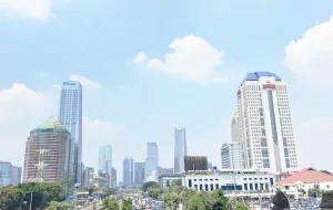 Udara Kabur Sampai Hujan Ringan, Intip Prakiraan Cuaca Jakarta Hari Ini!