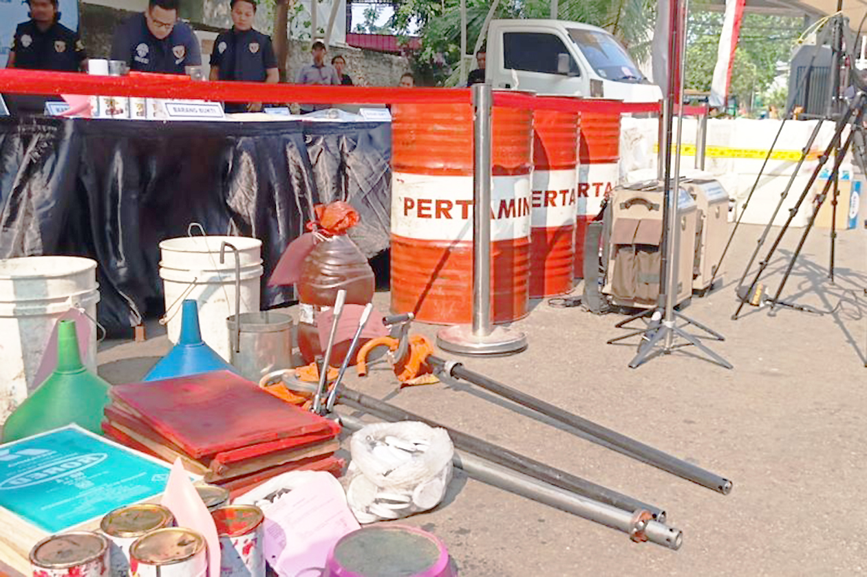 Awas Mesin Rontok, Polisi Gerebek Pabrik Oli Palsu di Cengkareng Jakbar