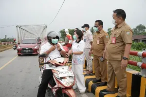Bagi-bagi Masker untuk Melindungi Masyarakat dari Kabut Asap