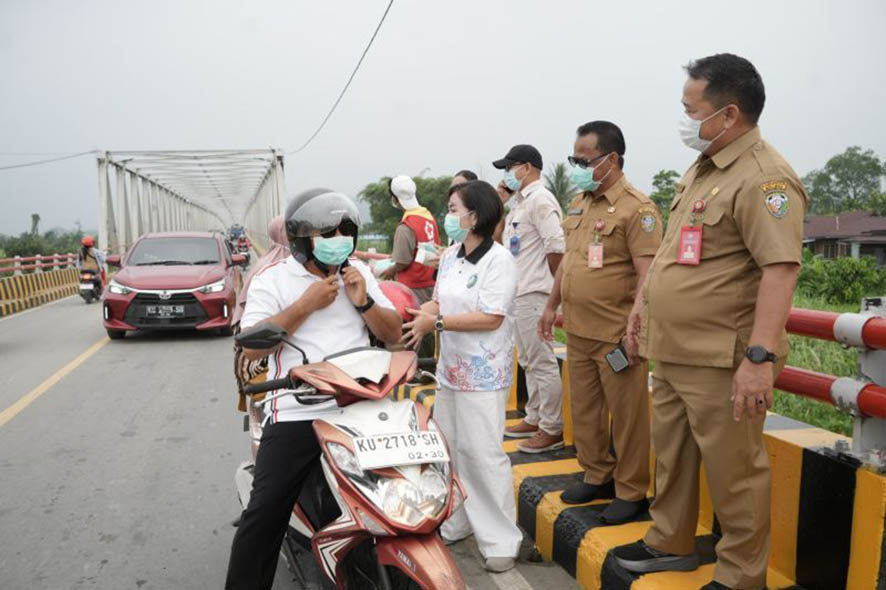 Bagi-bagi Masker untuk Melindungi Masyarakat dari Kabut Asap