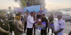 Bantu Nelayan Dapat Akses BBM Subsidi, Kejari Kendari Serahkan 27 E-Pas Kecil