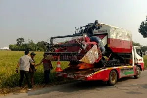 Gerak Cepat, Usai Kunjungan Lapangan, dalam Hitungan Jam Mentan Amran Langsung Kirim Bantuan Alsintan ke Buruh Tani di Karawang