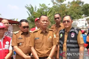 Kekeringan Melanda Bekasi, Pemkab dan PMI Salurkan 30.000 Liter Air Bersih.