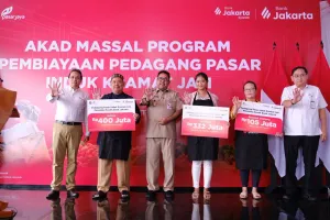 Komitmen ke Pelaku Usaha Mikro, Bank Jakarta Gelar Akad Kredit Massal ke 100 Pedagang Pasar Induk Kramat Jati