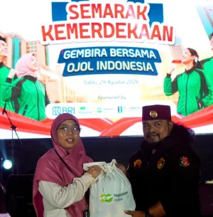 Pegadaian Salurkan 1.000 Paket Sembako untuk Pengemudi Ojol di Jakarta