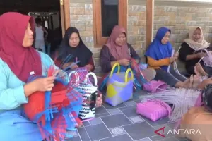 Dari Anyaman Plastik Jadi Cuan! UKM di Ngawi Serap Puluhan Pekerja Lokal