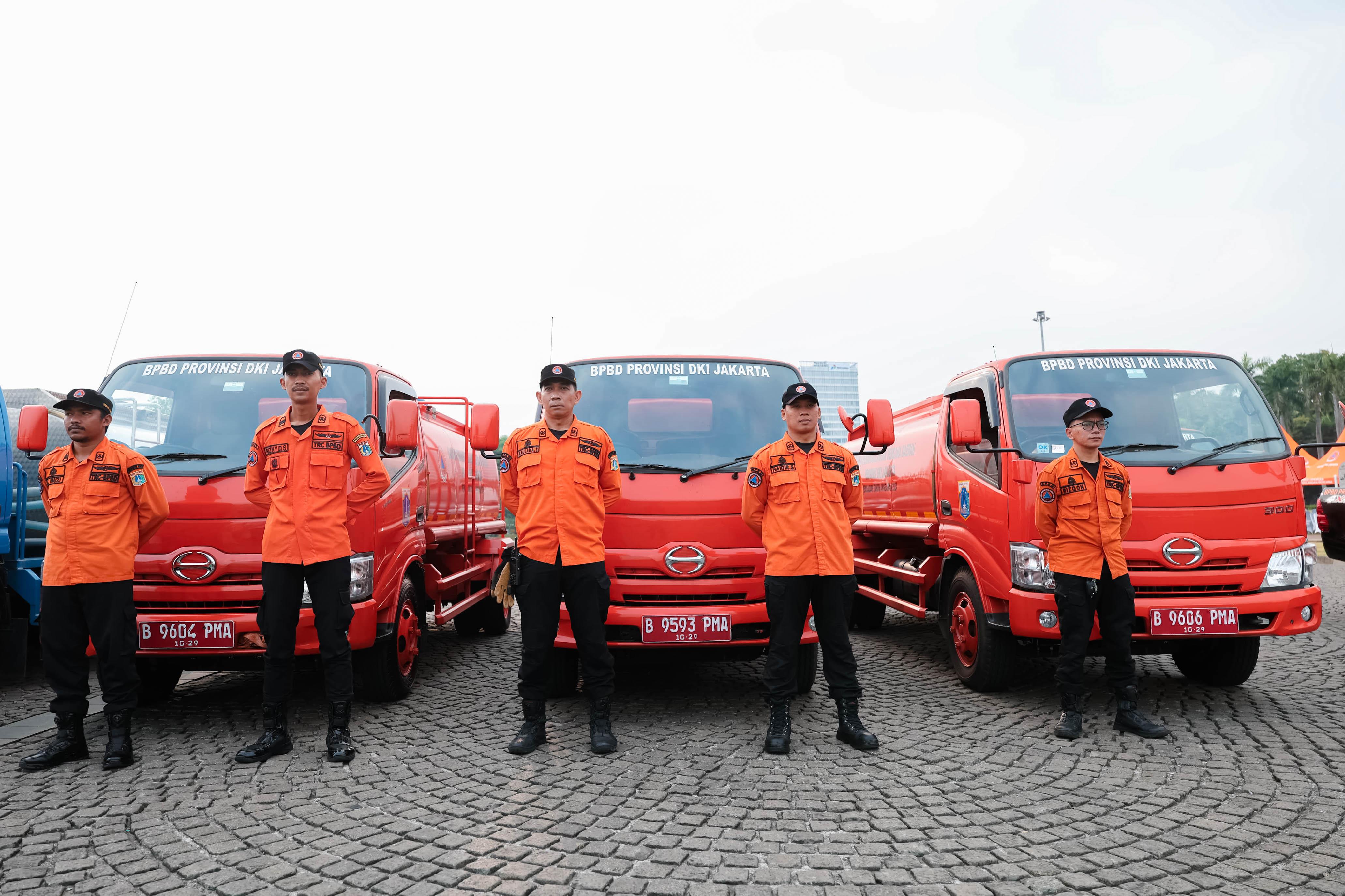 Hadapi Puncak Kemarau, Pemprov DKI Siagakan 1.027 Persone...