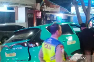 Hilang Kendali, Sebuah Taksi Listrik Tabrak Tiang dan Pohon di Kemayoran 