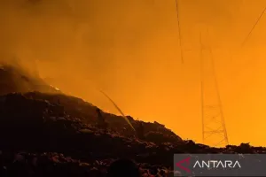 Kebakaran Melanda TPA Putri Cempo Solo 