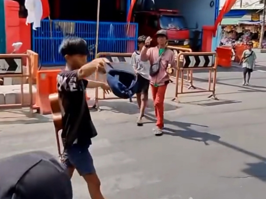 Kucing-kucingan dengan Satpol PP, Anjal dan Pengemis Kembali Ganggu Peziarah Wisata Religi Ampel Surabaya