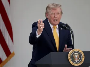 Trump Bersumpah akan Menyerang Iran dengan Keras setelah Baku Tembak Pecah