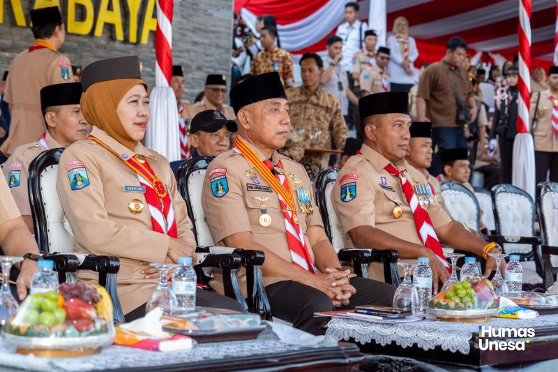 Unesa Bikin Gebrakan! Anggota Pramuka Berprestasi Berpelu...