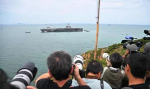 USS Abraham Lincoln Tiba di...