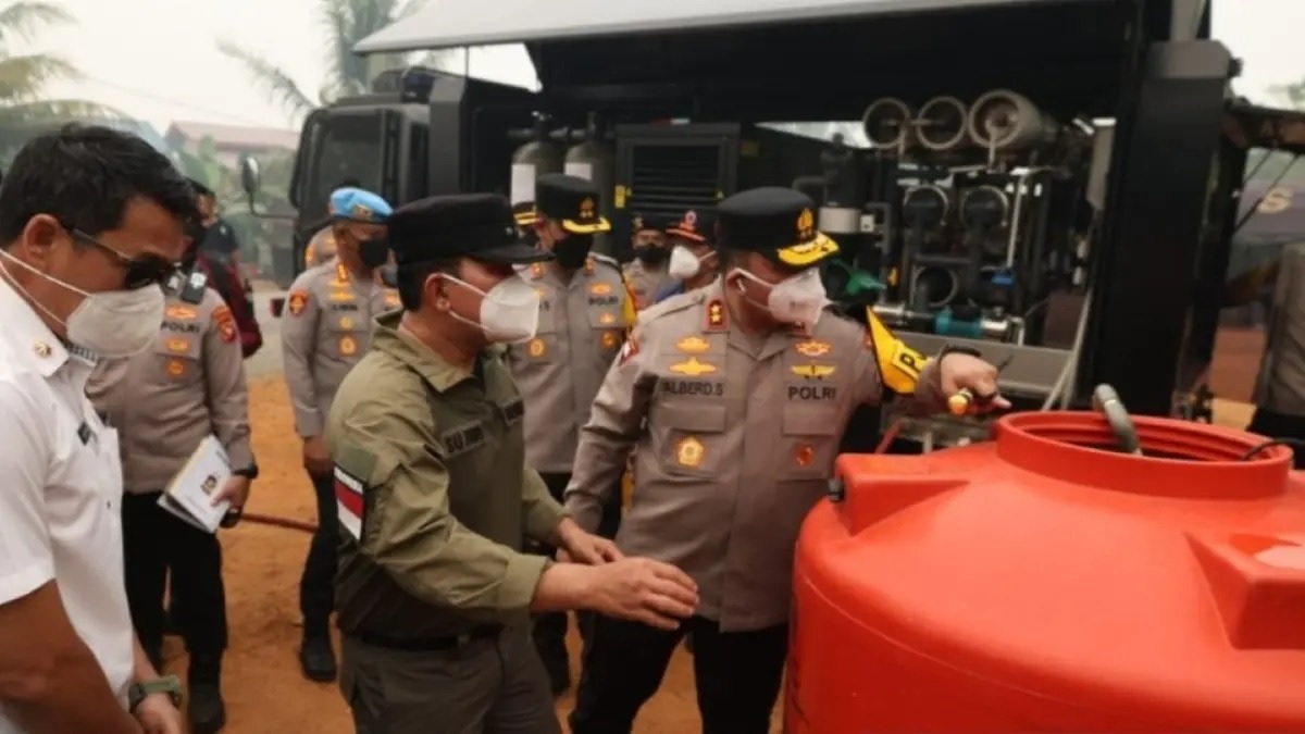 Air Bersih Menipis, Polda Kalbar Salurkan Bantuan ke Warga Terdampak Karhutla