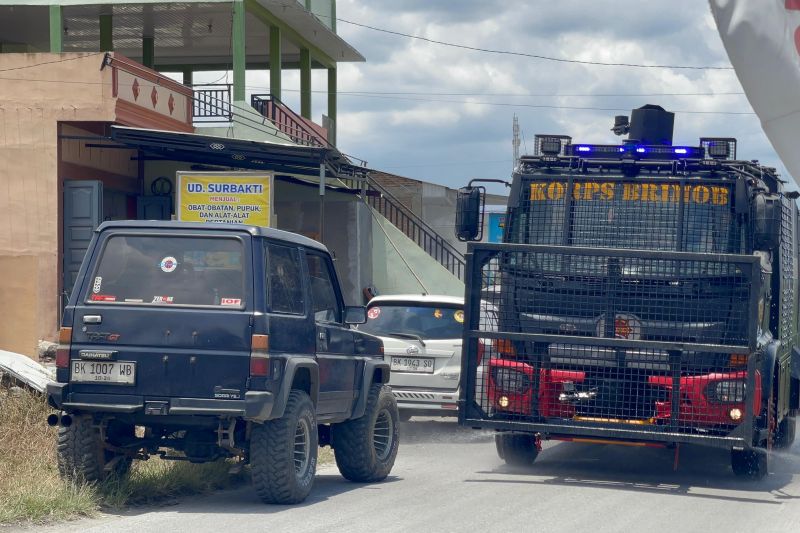 Bersihkan Abu Gunung Sinabung, Polda Sumut Gunakan Rantis AWC