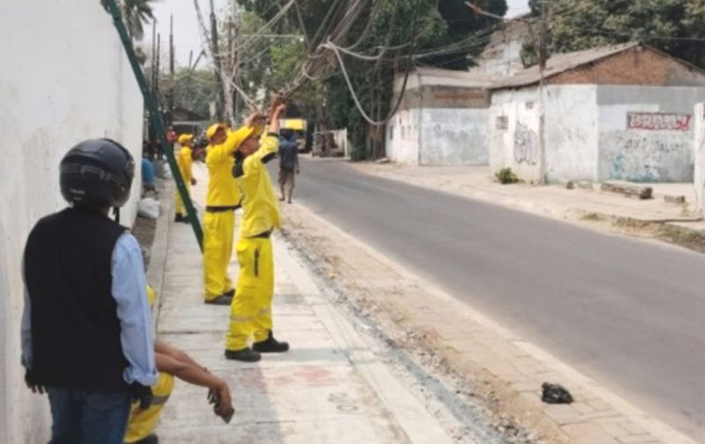 Bina Marga Jakbar Tangani Tiang Utilitas yang Miring di Kalideres