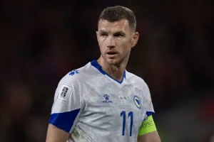 Edin Dzeko Pensiun dari Tim...