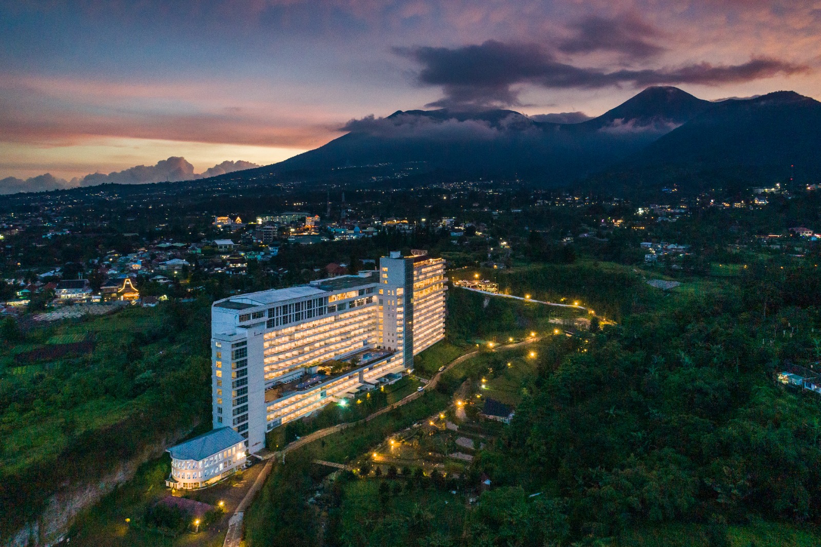 Genap 10 Tahun, Le Eminence Puncak Tebar Promo Menginap H...