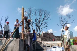 Kampung Adat Sade Dibangun Lagi Pascakebakaran, Warga Desa Laksanakan Tradisi Nyemulak 