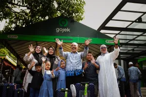 Keluarga Lepas Keberangkatan Mitra Driver Gojek ke Tanah Suci