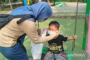 Peduli Kesehatan Anak di Tengah Kabut Asap, AIMI Kalbar Bagikan Masker.