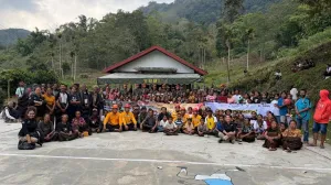 Peduli Korban Gempa NTT, Grup United Tractors Hadir Berikan Bantuan.