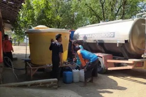 Penyaluran 31 Ribu Liter Air Bersih kepada Warga Terdampak Kekeringan di Ponorogo