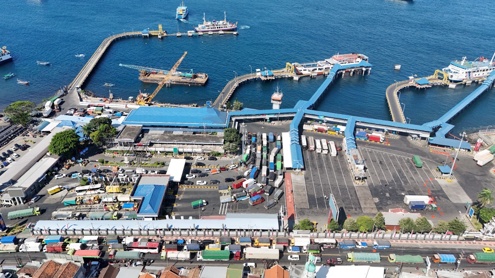 Dengan Memperkuat Operasional dan Koordinasi Lintas Instansi, ASDP Urai Kepadatan di Ketapang