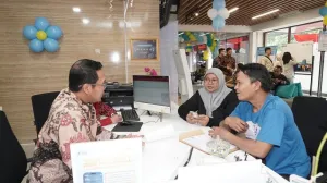  Hari Pelanggan Nasional, PLN Sapa Pelanggan dan Beri Kejutan di Cempaka Putih.