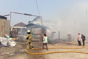 Kebakaran 20 Lapak di Kedoya Selatan Jakbar Diduga Akibat Korsleting Listrik