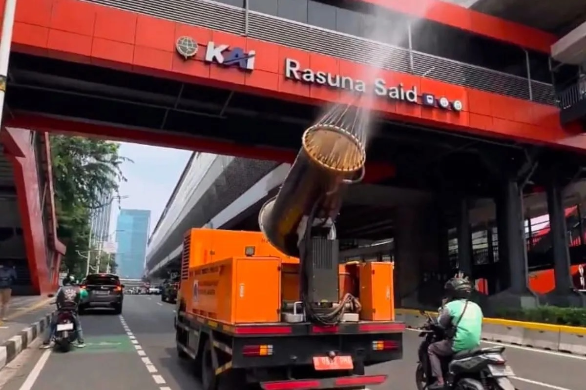 Kurangi Polusi, Jalan Rasuna Said-Mampang Prapatan Disemprot Water Mist