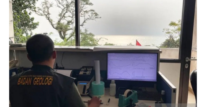 Gunung Anak Krakatau Alami Erupsi Menerus dengan Intensit...