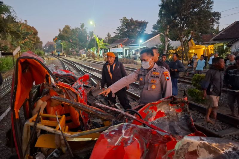 KA Wijaya Kusuma Tertemper Mobil di Jember, Perjalanan Al...
