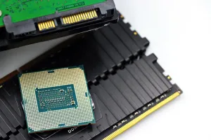 Gambar untuk rubrik rona dengan judul: Krisis Chip Global: Kenapa Daya Tahan Baterai dan Durability Kini Jadi Standar Utama Membeli Smartphone