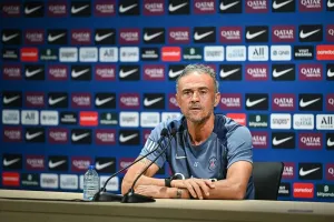 PSG Perpanjang Kontrak Luis...