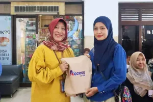 PT KAI Daop 7 Madiun Bagikan Souvenir ke Penumpang di Hari Pelanggan Nasional