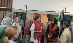 Putri Mahkota Swedia Borong Tenun dan Mutiara NTB, Ternyata Tertarik Pewarna Alami
