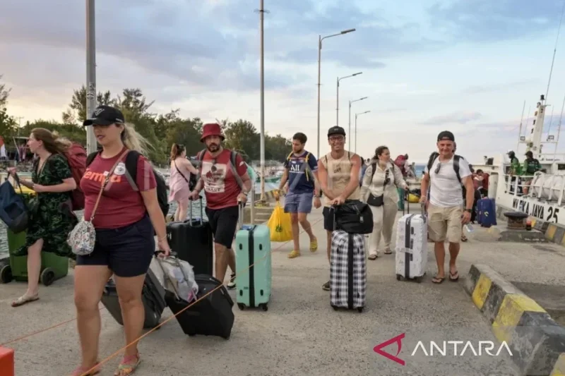 Ratusan Wisatawan Tinggalkan Gili Trawangan akibat Krisis...