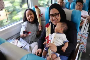 Sambut Hari Pelanggan Nasional, KAI Yogya Bagi-bagi Cokelat dan Bunga ke Penumpang KA 